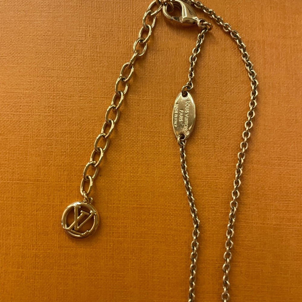 Louis Vuitton Gold LV Necklace with Heart Pendant - Picture 4 of 12